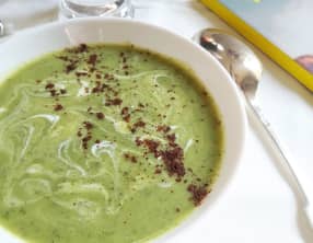 Soupe froide de courgette, lait de coco et sumac