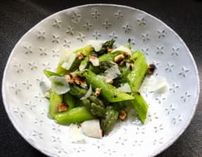 Asperges vertes et noisettes grillées