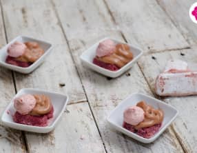 Verrines de mousse de fraises, biscuits roses, coulis de cassis et petite meringue