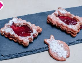 Biscuits à la poudre de biscuits roses de Reims fourrés à la confiture