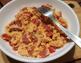 Oeufs brouillés aux tomates et poivrons