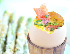 Oeufs brouillés au saumon et asperges grillées au parmesan