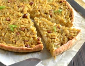 Tarte à l'oignon, fenouil et raisins secs