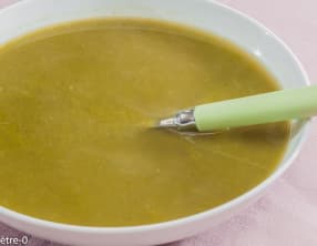 Soupe aux fanes de radis et aux pois cassés