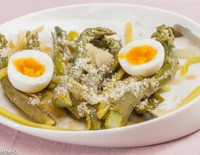 Salade de poireaux et asperges vertes, oeuf et parmesan