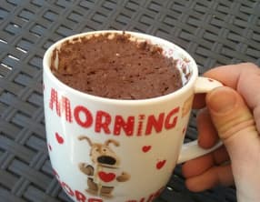 Mug cake light au chocolat et fraises
