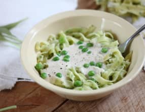 Tagliatelles maison à l'ail des ours, sauce crémeuse aux échalotes