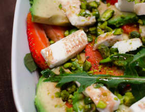 Salade de fraise, d'avocat et de chèvre aux pistaches