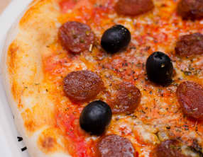 Pizza au chorizo et aux olives noires