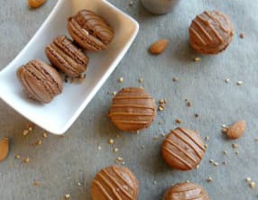 Macarons au chocolat au lait et praliné