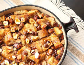 Bread pudding chocolat-noisettes, sauce au rhum