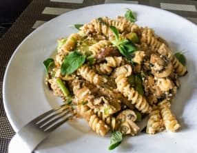 Pâtes aux légumes de printemps et tofu soyeux