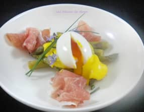 Œuf mollet sur asperges vertes, jambon de Parme et sauce hollandaise