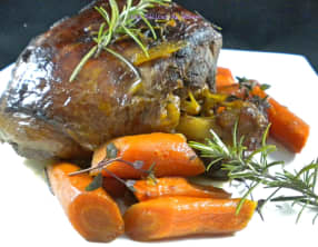 Gigot d’agneau confit au miel, carottes et romarin