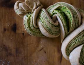 Babka au pesto d'ail des ours et chèvre