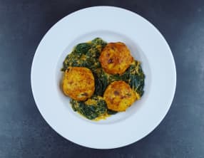 Boulettes de poulet au curry et épinards frais