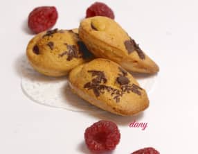 Madeleines pistache framboises et chocolat