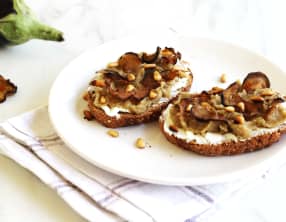 Tartines à l’aubergine, chèvre et miel