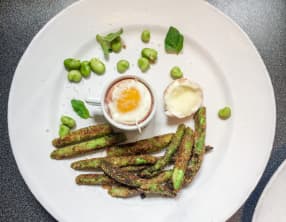 Œufs à la coque et mouillettes d'asperges