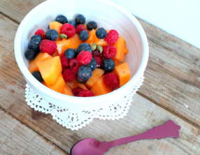 Salade de melon, myrtilles et framboises au miel et cardamome