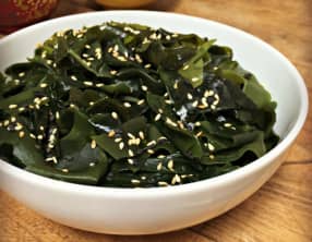 Salade d'algues, vinaigrette ponzu et sésame