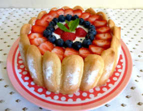 Charlotte aux fraises et aux myrtilles