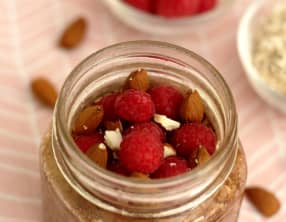 Overnight oatmeal au chocolat, framboises et amandes