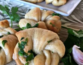 Les pains noues au persil et à l'ail