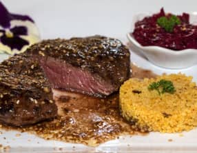 Pavés d'autruche sauce au Dukkah, couscous épicé, betteraves au roux