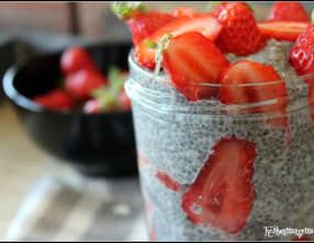 Pudding de chia au lait d'amande vanillé et fraises