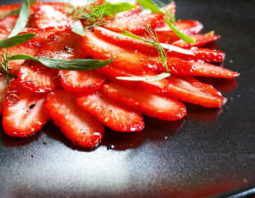 Carpaccio de fraises, timut et sirop de tonka