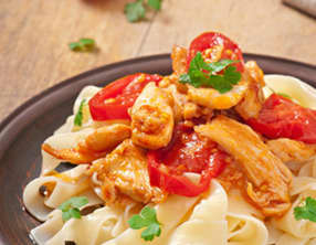 Tagliatelles au poulet et légumes d'été