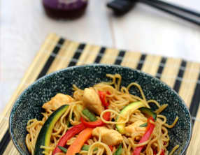 Wok aux légumes croquants, nouilles, poulet et sauce teriyaki