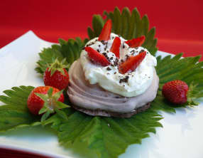 Mini Pavlova au chocolat et aux fraises