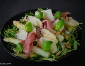 Salade aux deux asperges, roquette, prosciutto crudo et parmesan