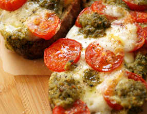 Bruschetta mozzarella, tomates cerise et pesto