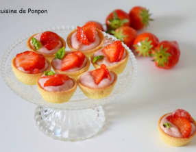 Tartelettes de fraises sur un lit de ganache au chocolat blanc coco et gingembre