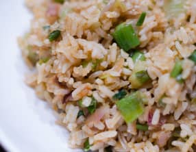 Poêlée de riz aux oignons nouveaux et au curry