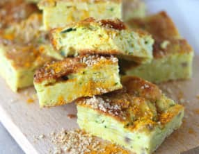 Gâteau de courgette, curcuma et noisettes