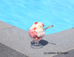 Glace à la fraise parfumée à la liqueur de basilic