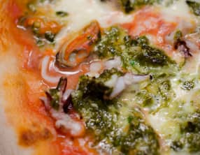 Pizza aux fruits de mer à la persillade