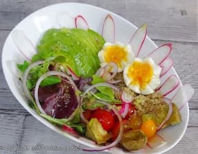 Buddha bowl quinoa, tomates cerises, radis, mesclun, avocat, coeur d'artichaut, vinaigrette asiatique