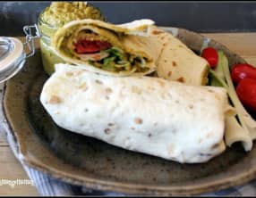 Wraps végétaliens au guacamole de petits pois