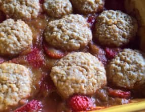 Cobbler rhubarbe et fraise au whisky