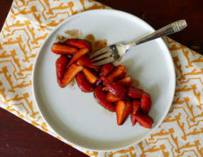 Salade de fraises, poivre Timut et vinaigre balsamique