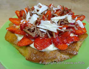 Tarte génoise aux fraises, copeaux de chocolat blanc et noir