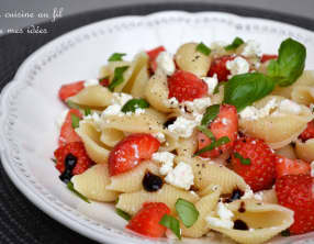 Salade de pâtes conchiglie aux fraises, à la feta et basilic