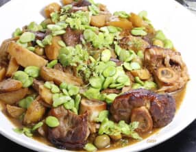Jarrets de veau confits, fèves, olives et citrons confits