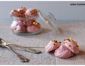 Meringues à l'eau de rose et à la pistache