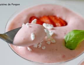 Mousse de fraises parfumée au gingembre et liqueur de basilic